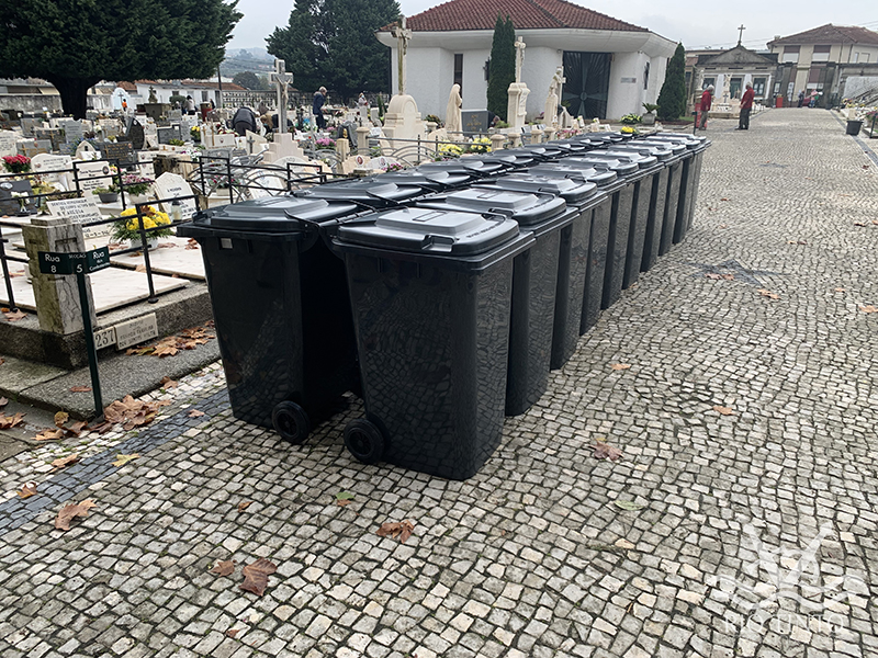 2021 10 29 Colocação de contentores do lixo novos no Cemitério 1 2
